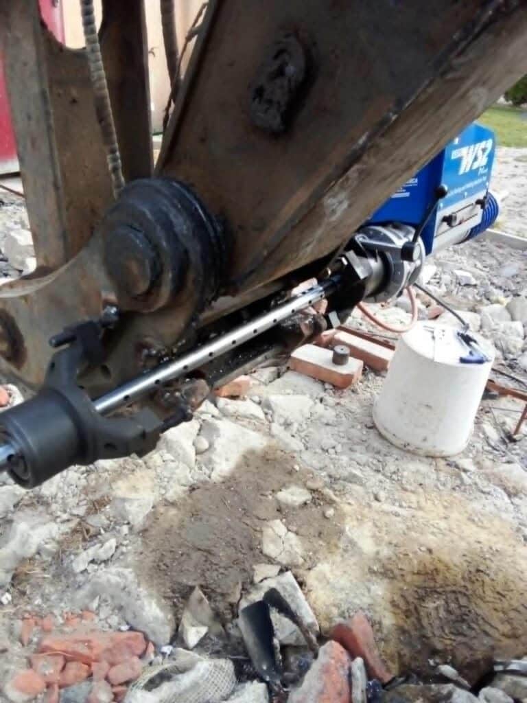 Mobilne wytaczanie otworów i regeneracja ramienia koparki bezpośrednio u klienta.